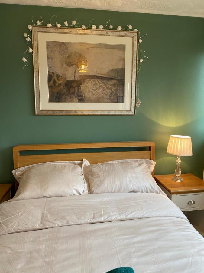 Homestay 1 Luxurious Double Bedroom With Private Shower *