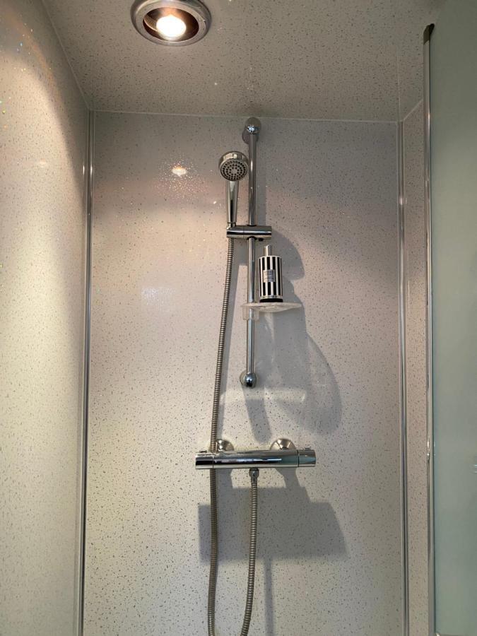 1 Luxurious Double Bedroom With Private Shower