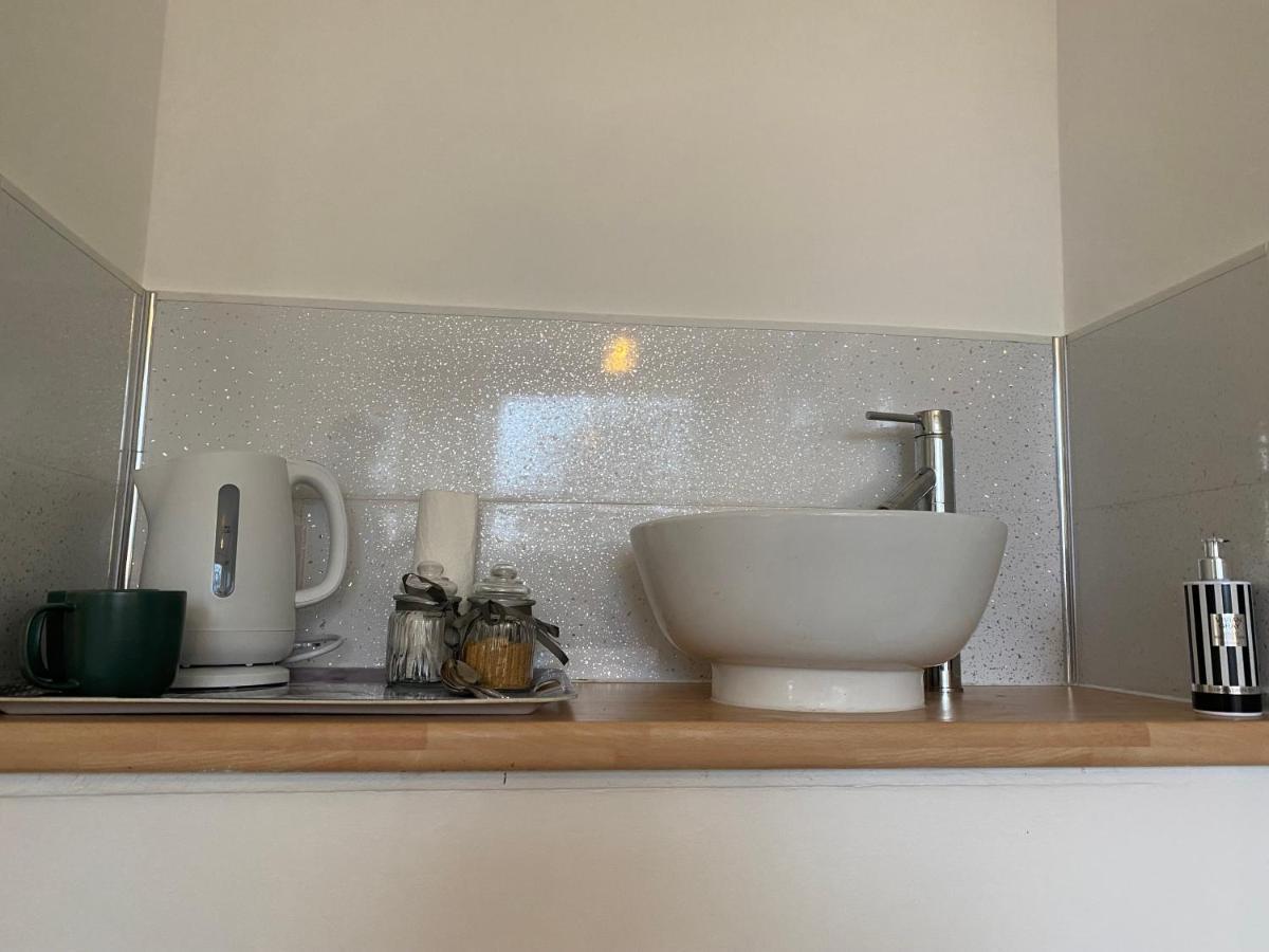 1 Luxurious Double Bedroom With Private Shower Homestay